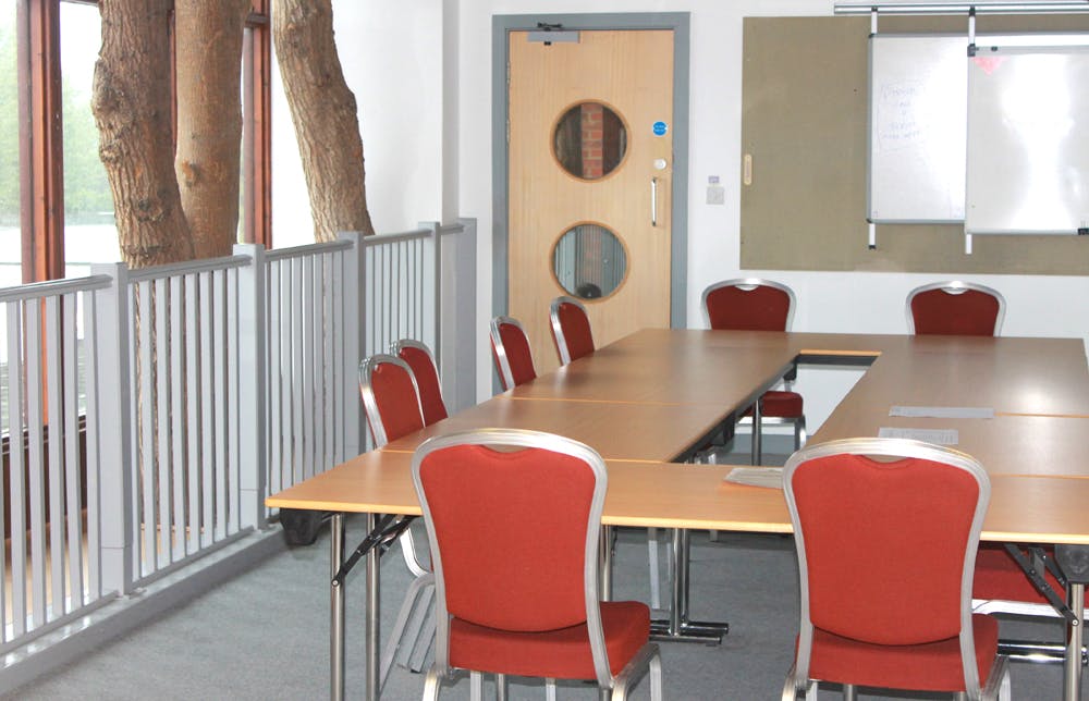 Sollars Study: bright meeting room with red chairs, ideal for collaborative events.