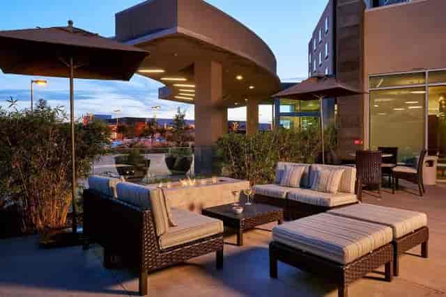Stylish outdoor lounge at Courtyard San Jose for relaxed networking receptions.