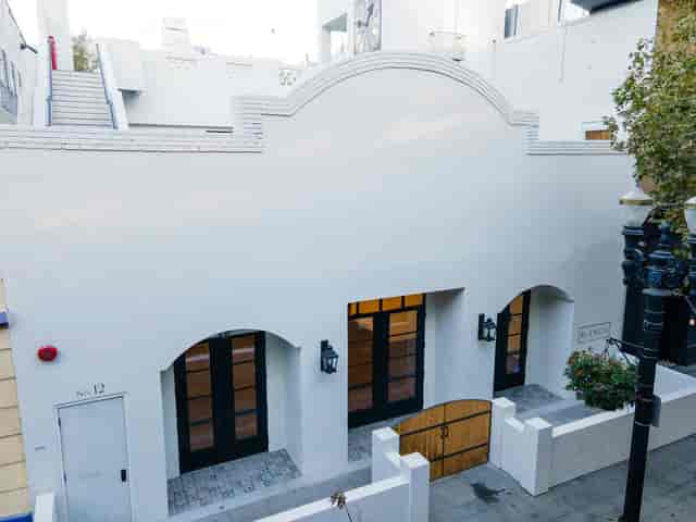 Rooftop Blanco Urban Venue with modern façade, ideal for meetings and receptions.