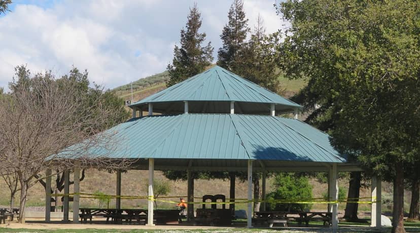 Covered pavilion at San José park, ideal for picnics and outdoor gatherings.