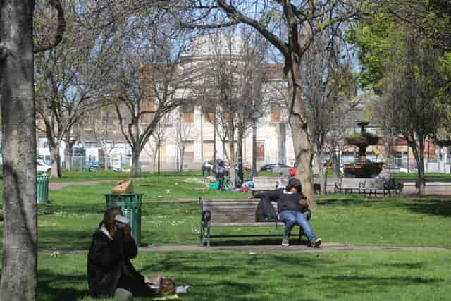 St. James Park in San José: tranquil setting with fountain, perfect for outdoor meetings.