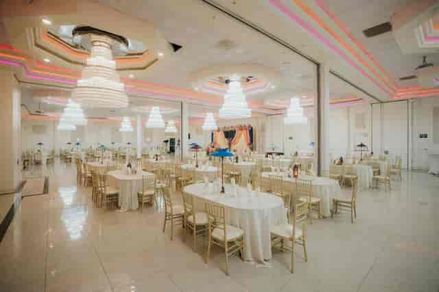 Elegant banquet hall with round tables, ideal for weddings and events.