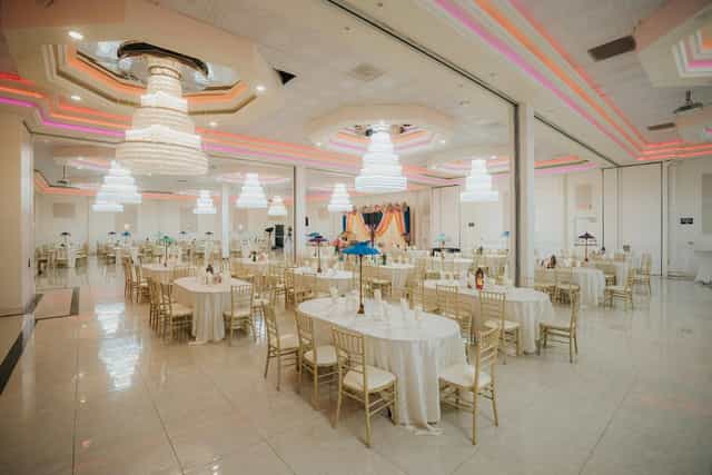 Elegant banquet hall with round tables, ideal for weddings and events.