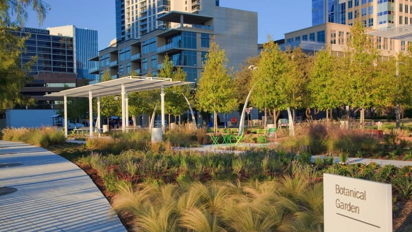 Klyde Warren Park: lush greenery and modern architecture for outdoor events and networking.