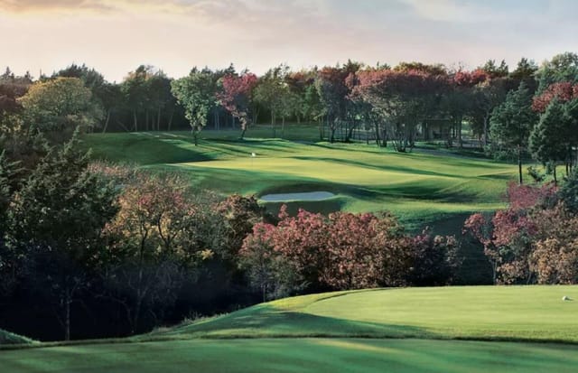 Stunning Dallas Country Club golf course with vibrant autumn foliage for outdoor events.