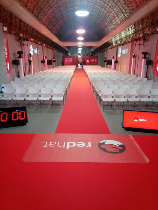 Event space at MEEU Chamartin with red carpet and organized seating for a conference.