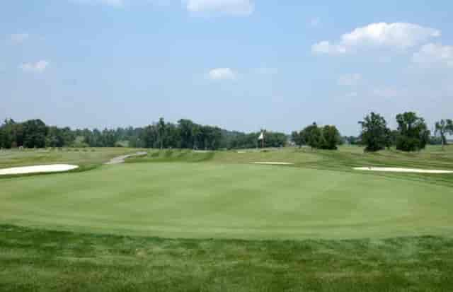 Houston Oaks Golf Course with manicured greens, ideal for corporate outings and team-building events.