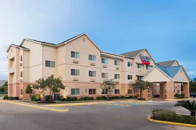 Houston Marriott North hotel with accessible parking, ideal for corporate events and meetings.