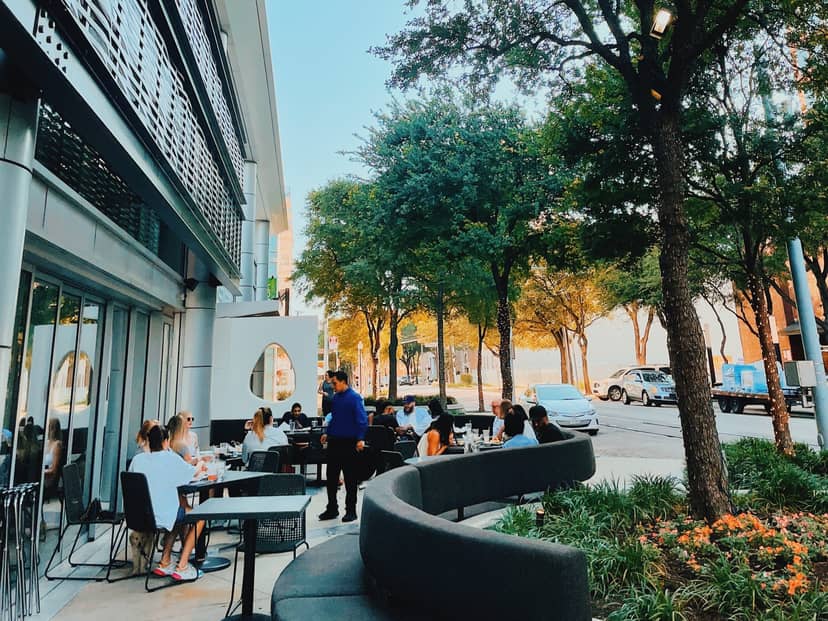 Vibrant outdoor bar seating in Mi Cocina, ideal for casual meetings and networking events.