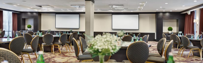 Birch Room, Crowne Plaza Houston: Conference space with round tables and dual screens.