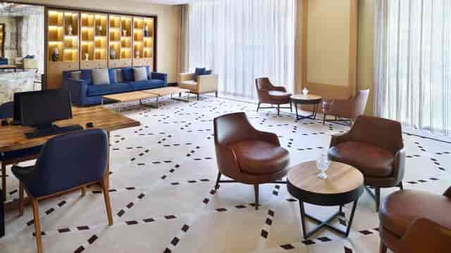 Sophisticated lounge for informal meetings at Four Points Riyadh Khaldia, ideal for networking.