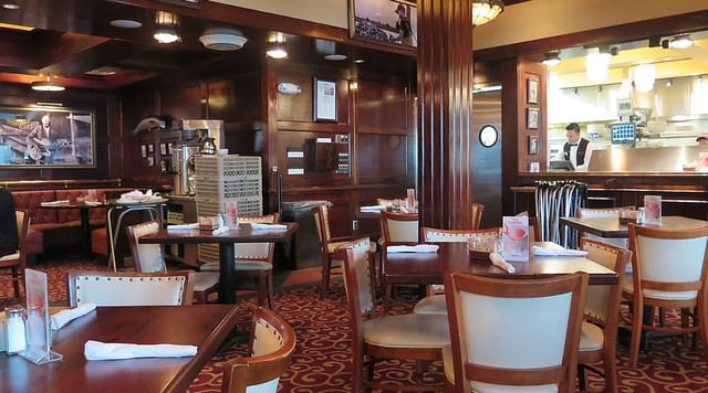 Cozy Pappadeaux Seafood Kitchen dining space for intimate gatherings and meetings