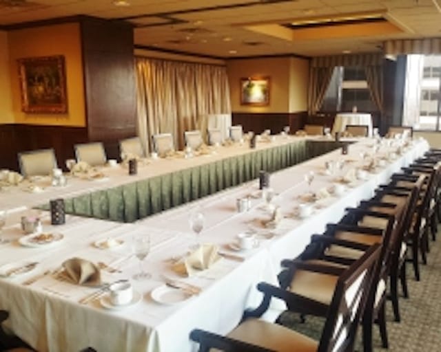 Elegant banquet table in Park City Club meeting room, perfect for corporate events.