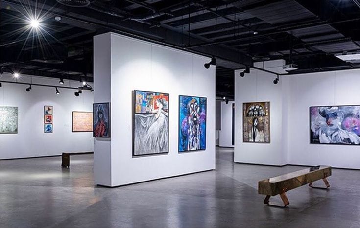 Contemporary art gallery with high ceilings, perfect for corporate events and exhibitions.