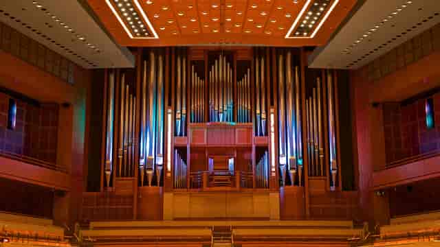Hart Symphony Suites with grand pipe organ, ideal for concerts and formal events.