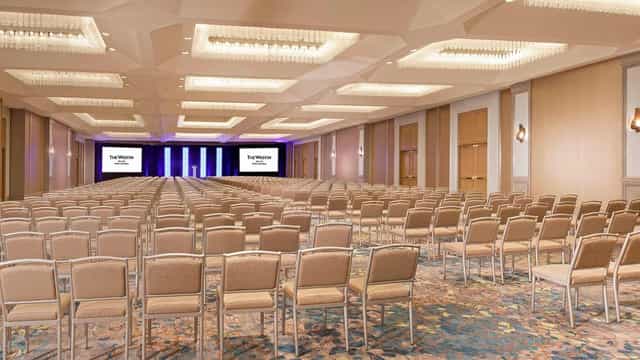 Spacious modern meeting venue with elegant chandeliers, ideal for conferences in Dallas.
