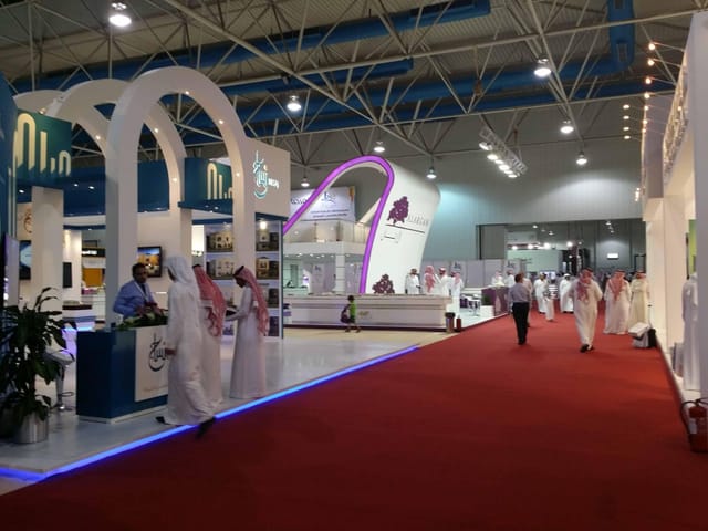 Emerald Banquet Hall at Dhahran Expo for trade shows, featuring a vibrant red carpet and booths.