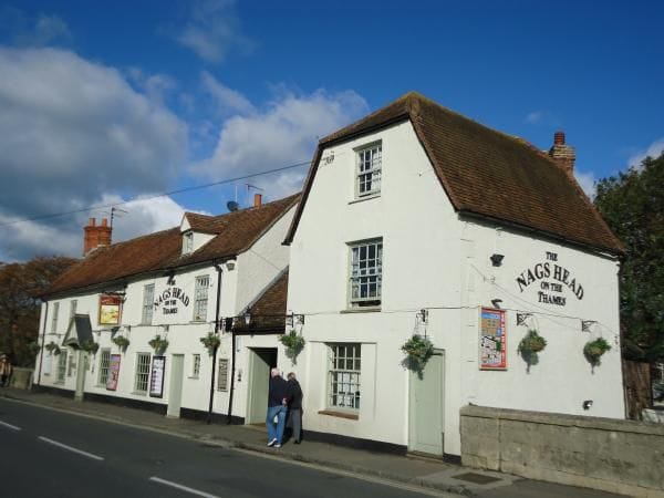Charming Nags Head terrace on the Thames, perfect for intimate events and gatherings.
