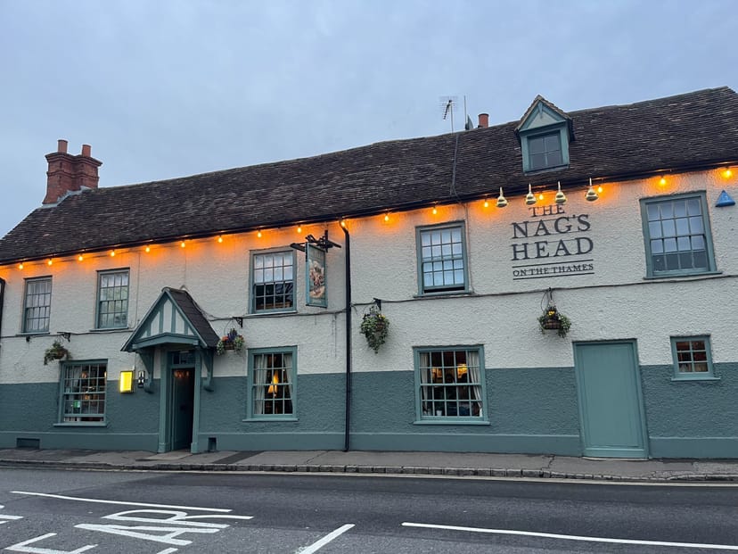 Charming pub venue "The Nags Head" on Thames, ideal for team-building events.