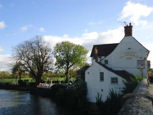 Charming riverside pub venue for outdoor events and gatherings on the Thames.