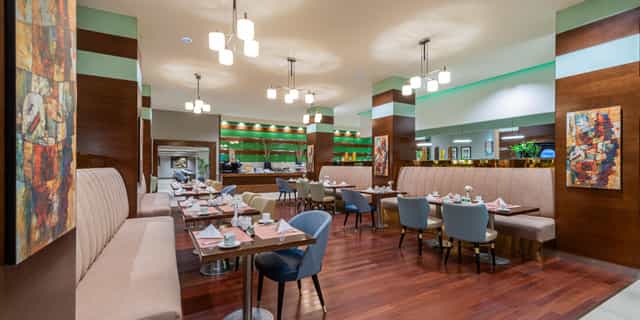 Elegant dining space at Holiday Inn Al Qasr Riyadh for breakfast meetings and networking events.