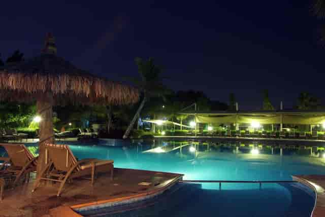 Al Warda Bar poolside at Al Nahda Resort, ideal for evening events and gatherings.