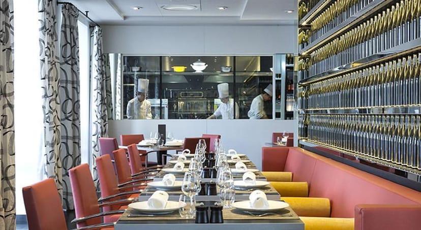 Modern Salle de Séminaire at L'Institut Restaurant for corporate events and gatherings.