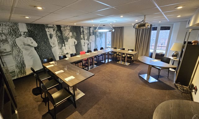 Salle de Séminaire at L'Institut Restaurant, modern meeting space for presentations and brainstorming.