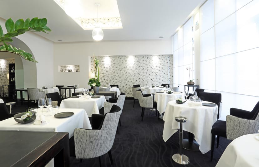 Sophisticated dining room at Le Gourmet de Sèze for corporate events and exclusive gatherings.