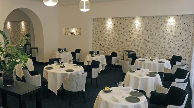 Elegant dining space at Le Gourmet de Sèze for upscale events and corporate dinners.