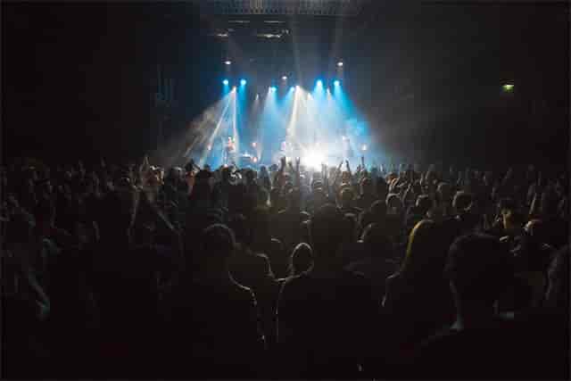 L'Épicerie Moderne concert with enthusiastic audience and dramatic lighting ambiance