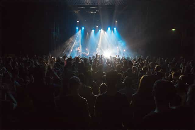 L'Épicerie Moderne concert with enthusiastic audience and dramatic lighting ambiance