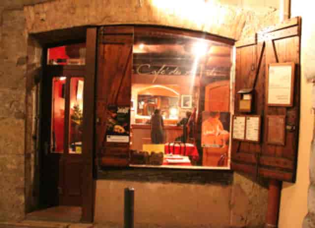 Charming entrance of Le Café des Arts, ideal for intimate events and gatherings.