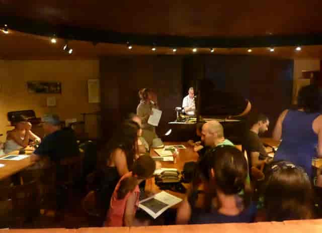 Vibrant concert hall at Le Café des Arts, ideal for networking events and discussions.
