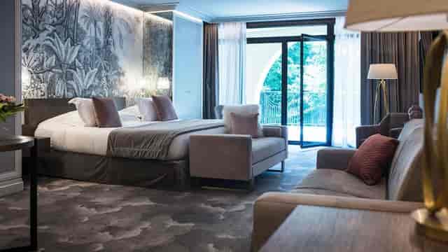 La Rotonde hotel room with modern decor for meetings and retreats.