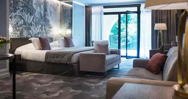 Luxurious Espace Lounge at Hôtel Le Pavillon, ideal for business retreats and meetings.