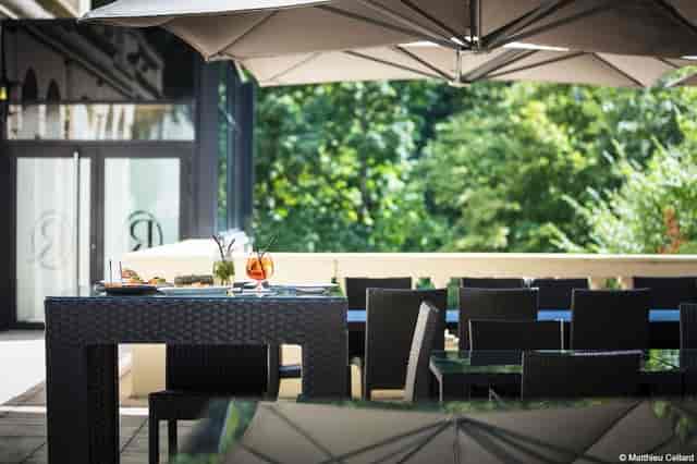 Stylish outdoor event space at Hôtel Le Pavillon, ideal for summer cocktail receptions.
