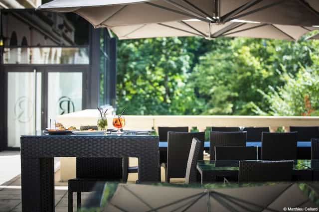 Stylish outdoor event space at Hôtel Le Pavillon, ideal for summer cocktail receptions.