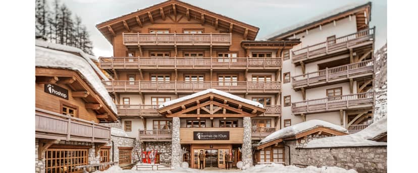 Alpine lodge entrance at Hôtel & Spa Les Barmes de l'Ours for winter retreats and events.