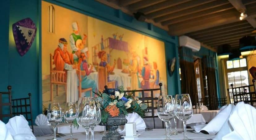 Elegant dining table in La Tablée Médiévale, perfect for upscale events and celebrations.