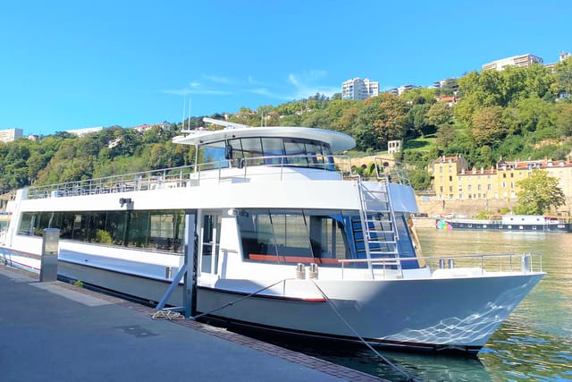 Modern event yacht Vedettes ELLE & LUI, sleek design, ideal for upscale gatherings.