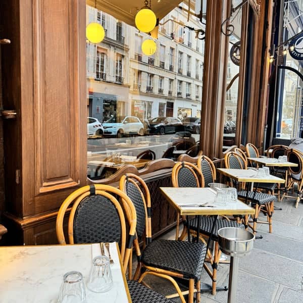 Outdoor café seating at Le Comptoir de la Gastronomie, perfect for networking and gatherings.