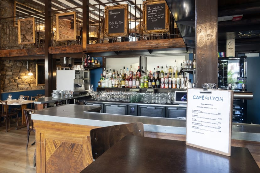 Stylish cocktail bar at Café de Lyon, perfect for networking and informal meetings.
