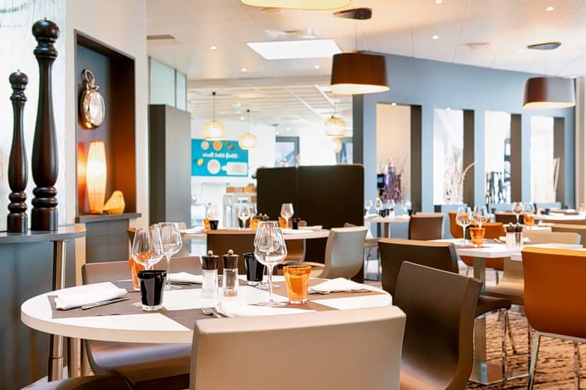 Elegant restaurant in Novotel Lyon, ideal for corporate events and meetings.