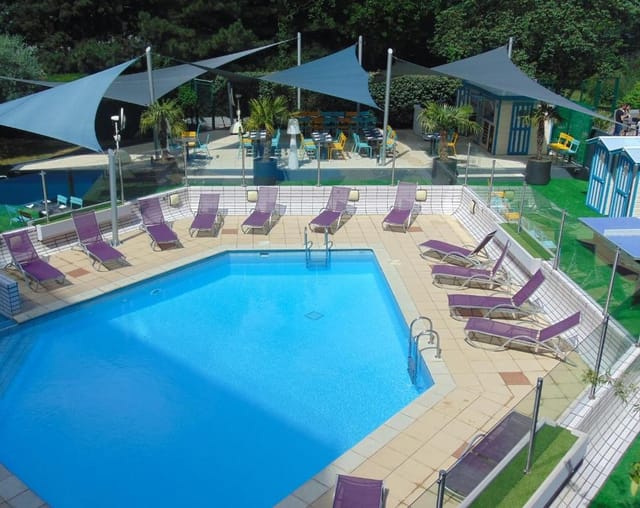 Vibrant pool area at Novotel Lyon, ideal for summer events and outdoor gatherings.