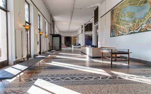 Elegant reception area at Palais de la Porte Dorée, ideal for meetings and events.