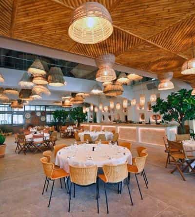 Stylish restaurant venue with chic decor for intimate events in Sainte-Foy-Lès-Lyon.