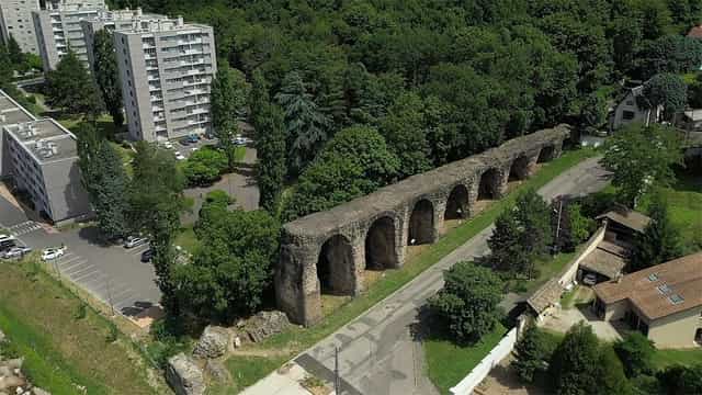 Maison de l'Aqueduc, historical venue with greenery for outdoor events and conferences.