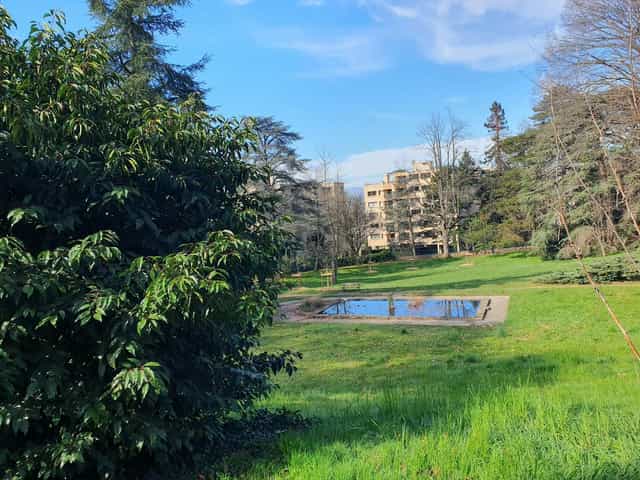 Maison de l'Aqueduc: serene outdoor venue with lush greenery for events and meetings.