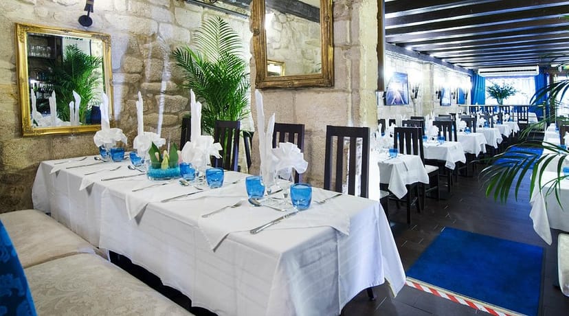 Elegant dining setup in Au Bistrot de la Montagne for upscale events and corporate meetings.